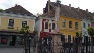 観光客が集う雰囲気の良い街