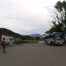 駅前からは龍飛岬ゆきの町営バスが発着