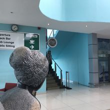 制限区域に入って一番奥に２階への階段とエレベーターがあります