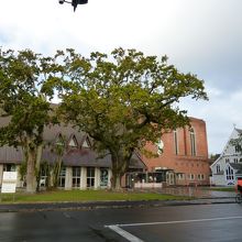 横に長い建築です