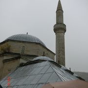 丸い塔のある小さいモスクです