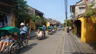 ホイアンの歴史的建物はこの通りに多いです