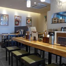 店内のカウンター席とテーブル席