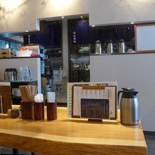 店内・調理場は入店し右手奥にあります