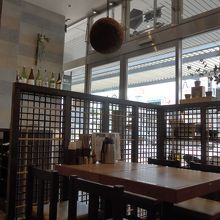 店内から見た入り口付近