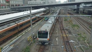 鉄道好きの聖地。電車の発着が良く見えるテラスがあります。すばらしい眺めです。