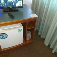 小さなテレビの下に冷蔵庫