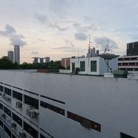 路地裏の向こうにマリーナベイサンズが。