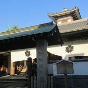 屋根の上にもう１つ小さなお堂を載せた様な建物のお寺さんです。