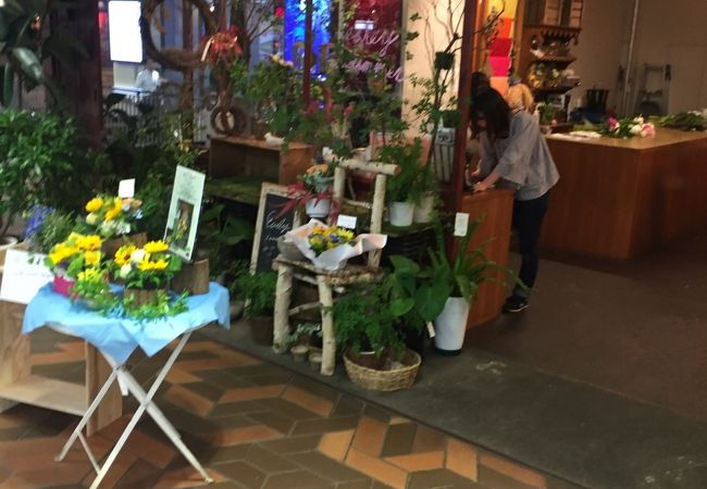 駅直結の花屋さん