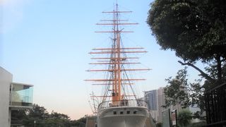 明治丸までは門前仲町交差点から５００ｍくらいです。