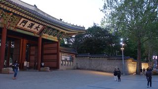 薄暮の時間でも開館中でした