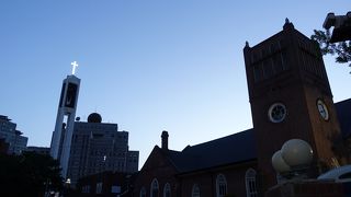 薄暮に光る十字架も印象的でした