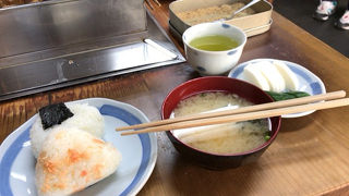 駅の近くで静岡おでん＆おにぎりの朝食