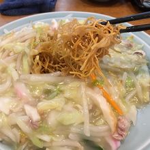 餡の中から出てくる揚げ蕎麦