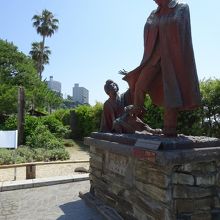 お宮の松のすぐそばに、寛一お宮の像があります。