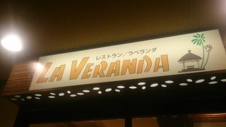 広く明るいビュッフェレストラン