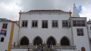 王宮正面の広場。背後に王宮。正面に景色が広がります。