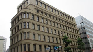 琥珀色のビルです