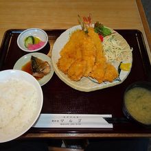 ミックスフライ定食です。