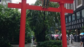 ビルの谷間にある歴史ある神社