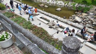 春来川沿いの無料の足湯