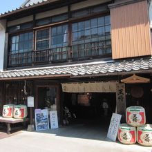 歴史を感じさせる玄関