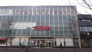 よく見かける雑貨中心のスーパー、HEMA