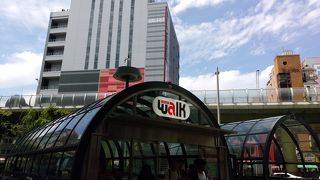 おしゃれな店も多い。