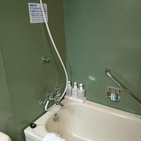 浴室はユニットバスタイプでちょっと狭いかもしれません。