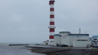 赤と白の縞模様の灯台