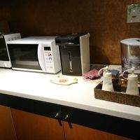 休憩スペースでのみ飲食が出来ます。電子レンジ等完備です。