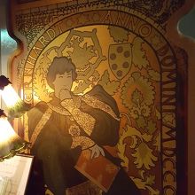 お店のエントランスに、ミュシャのポスター