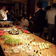 グラスにアルファルファーを立てて入れたようなサラダが綺麗