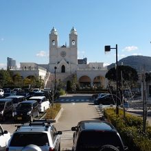 駐車場に泊まる車をいっぱい