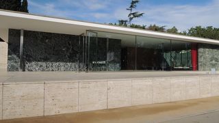 カイシャフォルムとセットで。バルセロナチェアも…