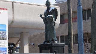 若くして亡くなったので銅像も若いのでそれがちょっと悲しい。