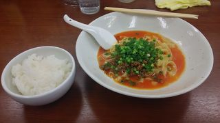 独特の麺を使った担々麺