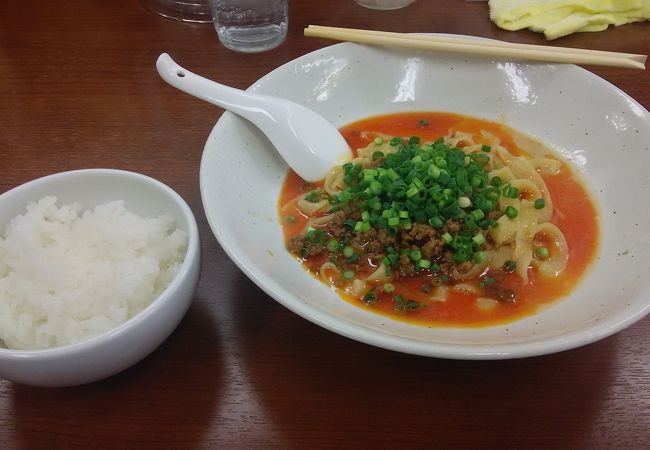 独特の麺を使った担々麺