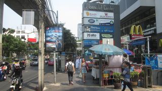 バイクタクシーの乗り場があります