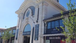 ショッピングモールみたいな巨大なフードコート。明るくてたのしい。