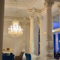 1階ロビー付近。天井が高く広々してます。