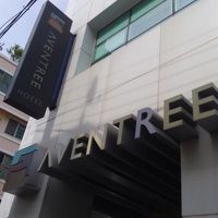 入り口、建物の向かって左奥