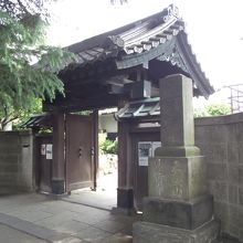 寺標と山門