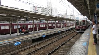 神戸と京都の間の移動では乗り換えが必要。直通電車なし。