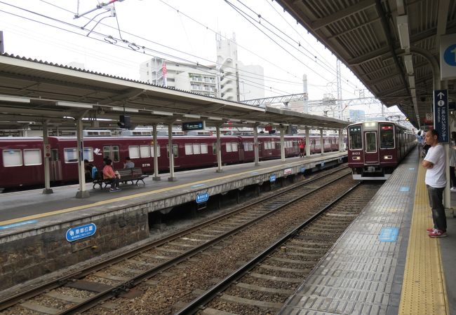 神戸と京都の間の移動では乗り換えが必要。直通電車なし。