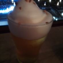シャーベット状の泡のビール
