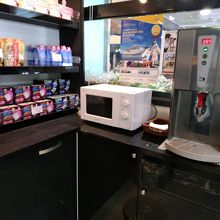 お湯のポットと電子レンジも使用OK