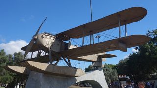 ポルトガルからブラジルまでは短い距離です，と思わせる記念の飛行機が飾ってあります。