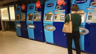 ロシオ広場の下に，地下鉄のロシオ駅があります。トラムの切符もここで買えます。